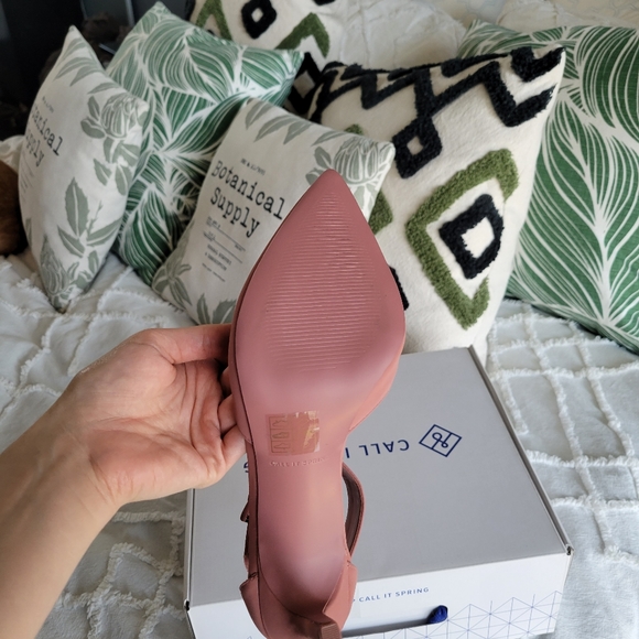 Zarya Pump w/Ankle Strap - Call It Spring - Picture 4 of 5